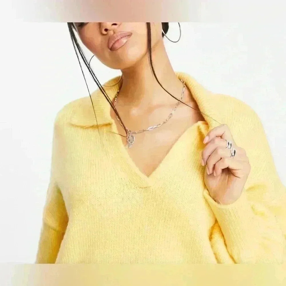 TOPSHOP sweater V neck in size med lightly used / in a like new condition